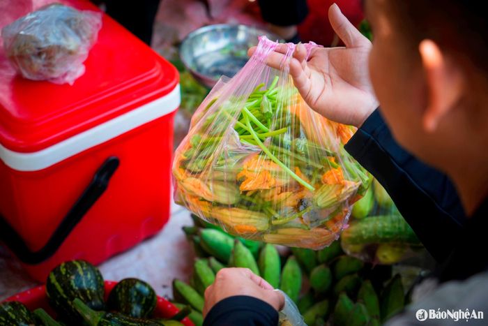 Những bó rau xanh mướt, củ, quả sạch được người dân thu hoạch từ vườn nhà, bày bán ngay tại khu vực lễ hội, tạo nên một nét đẹp bình dị nhưng đầy sức hút. Ảnh: Đức Anh