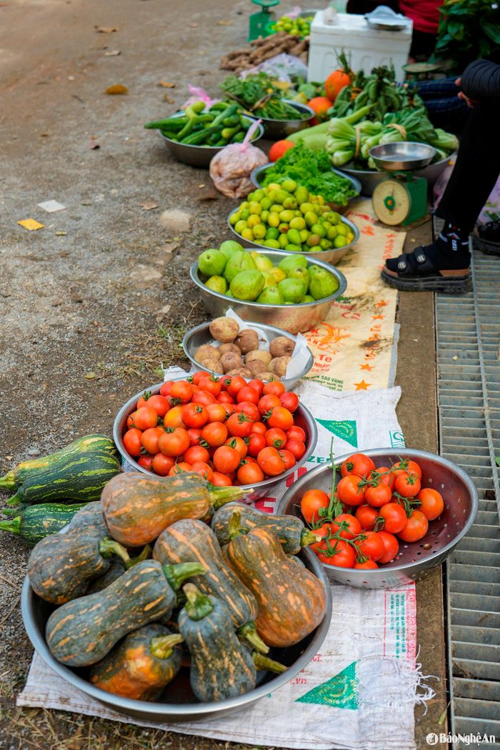 Những bó rau xanh mướt, củ, quả sạch được người dân thu hoạch từ vườn nhà, bày bán ngay tại khu vực lễ hội, tạo nên một nét đẹp bình dị nhưng đầy sức hút. Ảnh: Đức Anh
