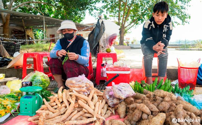 Giữa không khí rộn ràng của mùa Xuân, du khách không chỉ được hòa mình vào những nghi lễ trang nghiêm mà còn có cơ hội thưởng thức, mang về những sản vật quê hương mộc mạc mà đậm đà nghĩa tình. Ảnh: Đức Anh