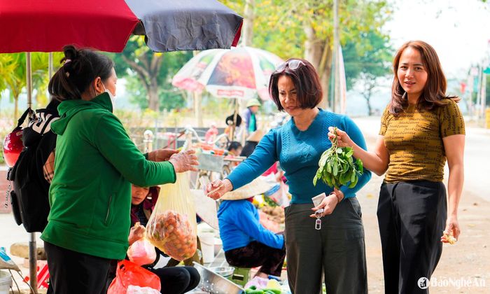 Những bó rau xanh mướt, củ, quả sạch được người dân thu hoạch từ vườn nhà, bày bán ngay tại khu vực lễ hội, tạo nên một nét đẹp bình dị nhưng đầy sức hút. Ảnh: Đức Anh