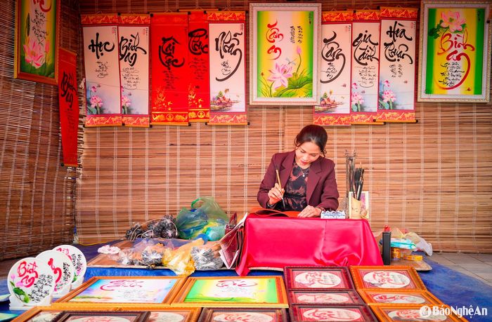 Trong không gian lễ hội, góc thư pháp thu hút đông đảo du khách đến xin chữ đầu năm. Ảnh: Đức Anh