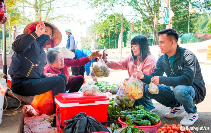 Đến với đền Quả Sơn trong những ngày đầu Xuân năm mới, anh Mạnh Cường (xã Hưng Lộc, thành phố Vinh) không giấu sự thích thú: “Năm nào vợ chồng tôi cũng về đây dâng hương, cầu mong một năm mới bình an, may mắn. Sau khi chiêm bái, tôi thường ghé các gian hàng trước cổng đền mua những bó rau xanh mướt, những củ, quả tươi ngon do chính tay người dân địa phương trồng. Những sản vật quê mộc mạc ấy không chỉ sạch, an toàn mà còn đậm đà hương vị quê hương, khiến bữa cơm gia đình thêm ấm cúng và ý nghĩa”. Ảnh: Đức Anh