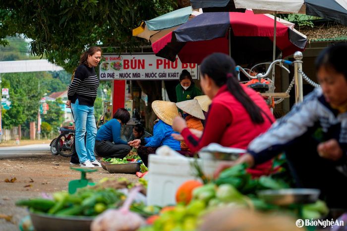 Không chỉ là dịp trẩy hội, du khách còn có cơ hội mang chọn mua những sản vật tươi ngon của địa phương. Ảnh: Đức Anh