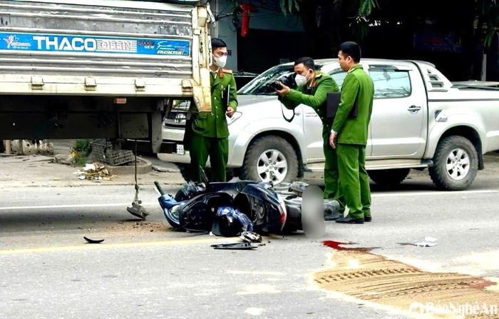 Lực lượng chức năng đến hiện trường để điều tra nguyên nhân. Ảnh: Nhi Linh