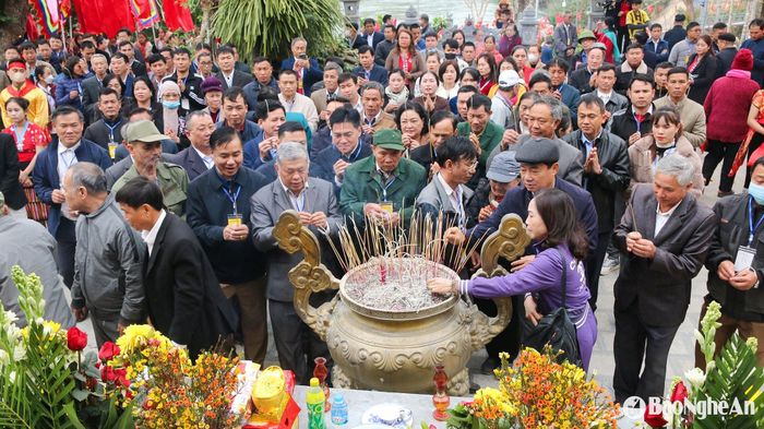 Đây là không gian thiêng liêng ghi dấu chiến công của Đốc tướng Đoàn Nhữ Hài dưới thời Trần, người đã hy sinh anh dũng trong cuộc chiến chống giặc Ai Lao để bảo vệ biên cương Tổ quốc. Đền Vạn - Cửa Rào cũng là nơi phối thờ Tam Tòa Thánh Mẫu - biểu tượng đặc sắc của tín ngưỡng dân gian Việt Nam. Ảnh: Đình Tuân