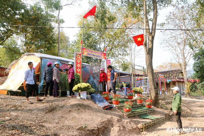 Không khí khẩn trương khi các đơn vị đang gấp rút hoàn thiện những công đoạn cuối cùng để dựng trại, chuẩn bị sẵn sàng cho mùa lễ hội. Ảnh: Đình Tuân