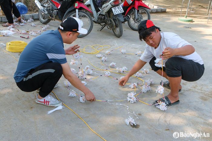 Hàng trăm đèn nháy được treo mắc trong khuôn viên đền để tạo nên khung cảnh lung linh huyền ảo khi về đêm. Ảnh: Đình Tuân