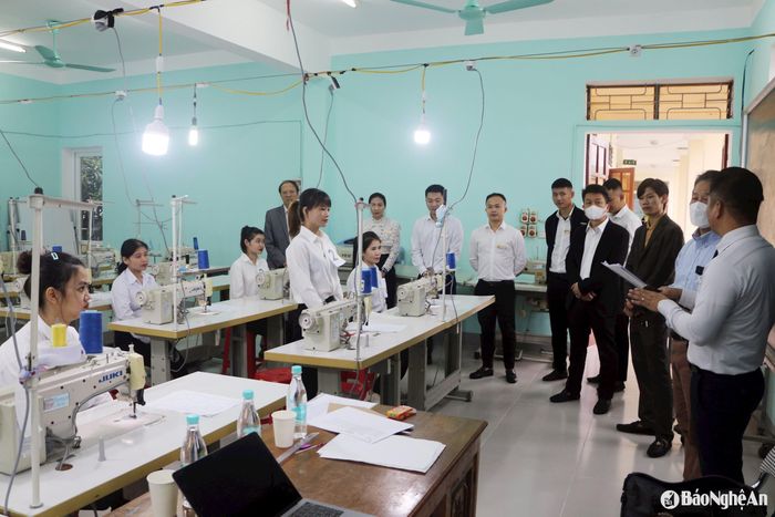 Các nhà tuyển dụng Nhật Bản sang tận cơ sở đào tạo để tuyển lao động dệt may Nghệ An nên cạnh tranh trong lĩnh vực này ngày càng gay gắt. Ảnh: Nguyễn Hải
