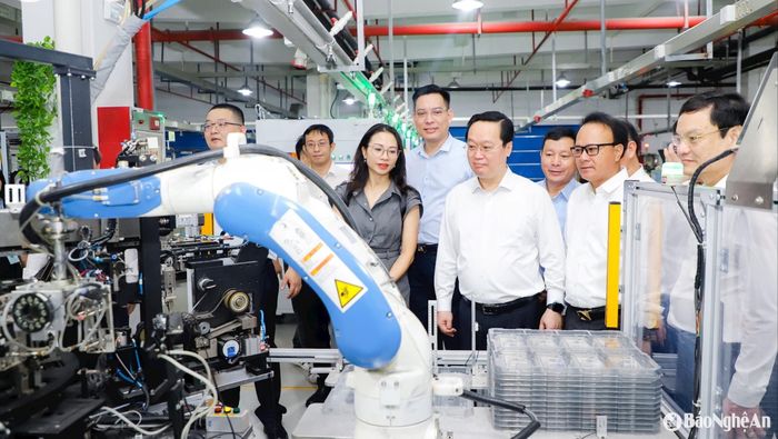 Đồng chí Nguyễn Đức Trung và đoàn công tác thăm Nhà máy sản xuất của Tập đoàn Everwin Precision Hong Kong Company Limited tại thành phố Đông Quản, tỉnh Quảng Đông (Trung Quốc). Ảnh tư liệu: Phạm Bằng