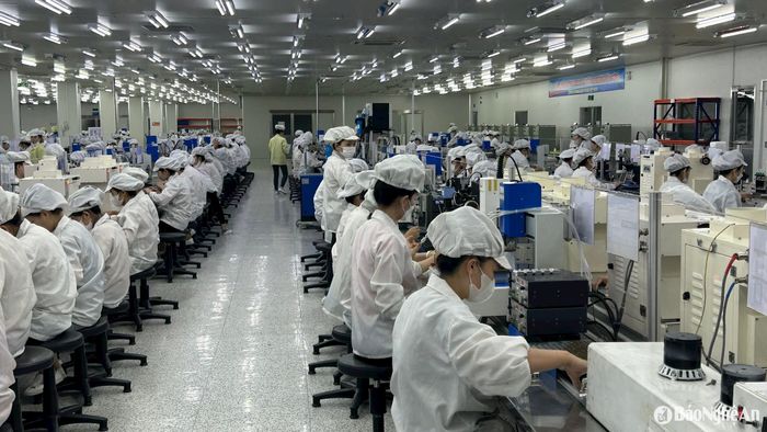 Sản xuất linh kiện điện tử ở Khu Kinh tế Đông Nam Nghệ An. Ảnh: Trân Châu