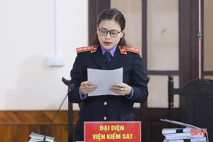  Đại diện Viện Kiểm sát nhân dân tỉnh trình bày bản luận tội. 