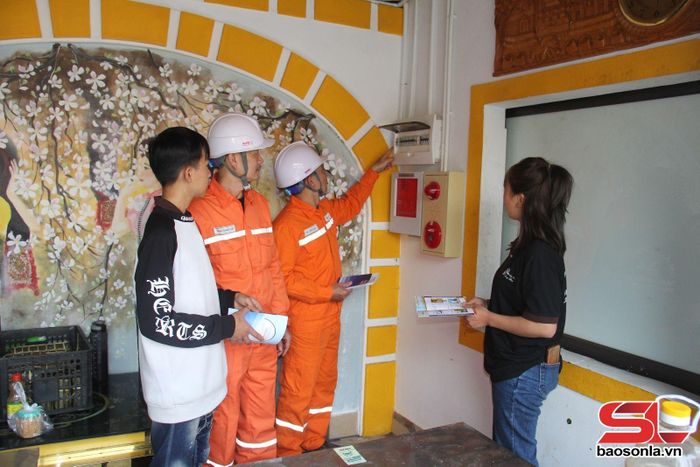 Cán bộ Điện lực Thành phố tuyên truyền, hướng dẫn sử dụng điện an toàn tại cơ sở kinh doanh trên địa bàn.