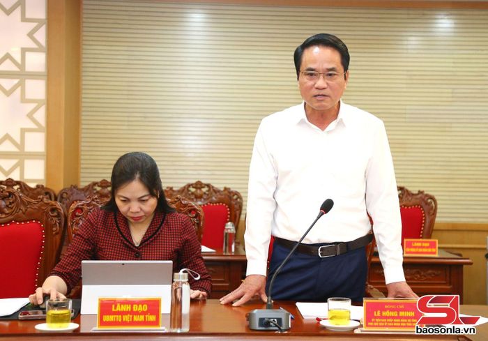 Đồng chí Lê Hồng Minh, Phó Chủ tịch UBND tỉnh phát biểu tại phiên họp.