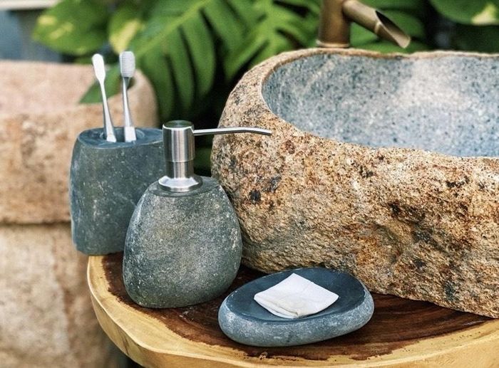 Đá cuội chế tác thành những vật dụng đựng đồ là một ý tưởng mới lạ, làm không gian phòng tắm trở nên độc đáo.