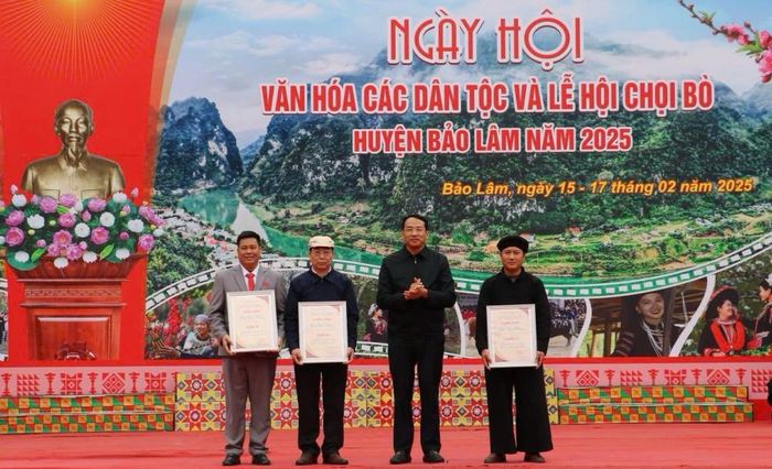 Lãnh đạo huyện trao giải toàn đoàn cho các đội thi.