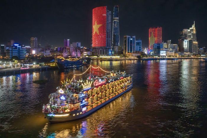 Du lịch đêm trên sông Sài Gòn.