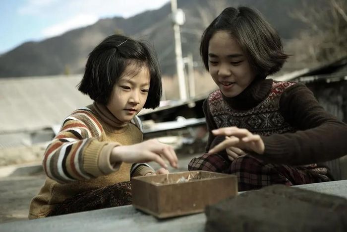 Kim Sae Ron (trái) trong phim "A Brand New Life" (2009)