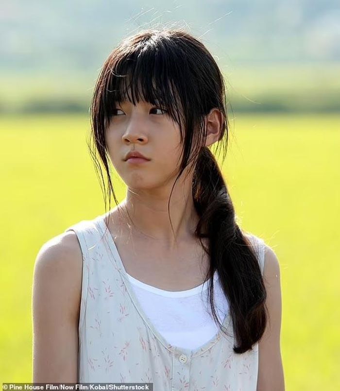 Kim Sae Ron xuất hiện trong bộ phim truyền hình Hàn Quốc "A Girl At My Door" năm 2015
