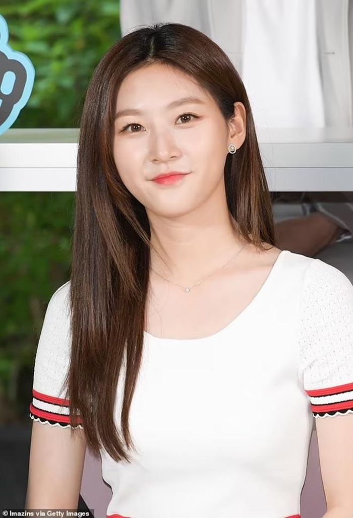 Kim Sae Ron trở nên nổi tiếng khi là một ngôi sao nhí trong bộ phim "A Brand New Life" năm 2009 và "The Man From Nowhere" năm 2010