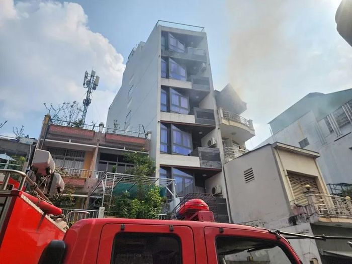 Cảnh sát chức năng kịp thời tiếp cận, khống chế đám cháy nhà trọ tại TP. Hồ Chí Minh. (Ảnh: HC)