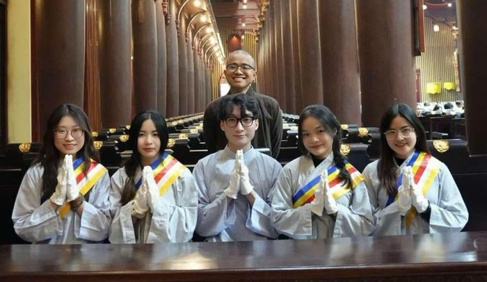 Hán Thị Chúc (thứ hai, từ trái sang) tham gia khóa tu tại chùa Yên Tử với mong muốn "sống chậm" hơn.