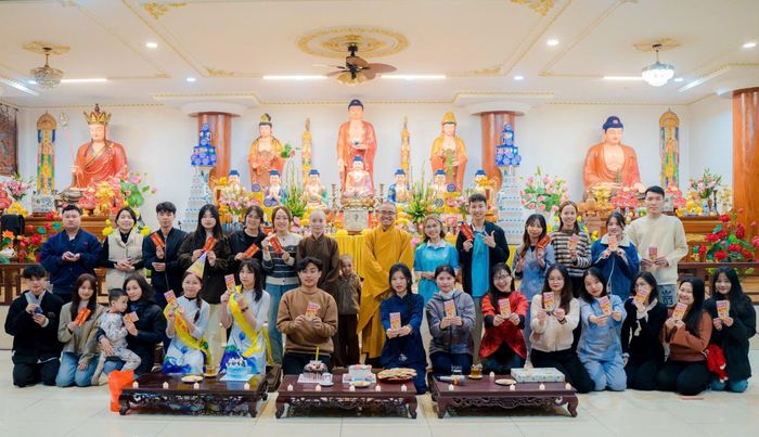 Bên cạnh nghe giảng pháp, Phương Linh (áo xanh, bên phải sư thầy) còn tham gia các hoạt động ý nghĩa khác.