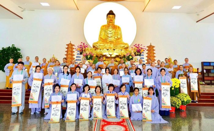 Một trong những hoạt động thuộc khóa tu tại Tu viện Hưng Long (Bình Tân, TP. HCM).