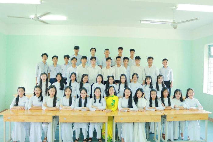Khang cùng các bạn trong lớp THPT.
