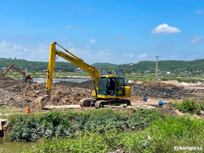 Hộ anh Nguyễn Viết Bình, ở xã Diễn Trung (Diễn Châu) đầu tư cải tạo lại ao để nuôi tôm theo công nghệ cao. Ảnh: Trung Thành