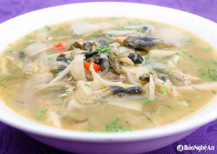 Nguyên liệu chính để chế biến món súp nòng nọc gồm: nòng nọc, măng chua và các loại gia vị như mắc khén, lá thì là, ớt cay tươi... nhờ vậy khi ăn có vị rất thơm. Ảnh: Đình Tuân