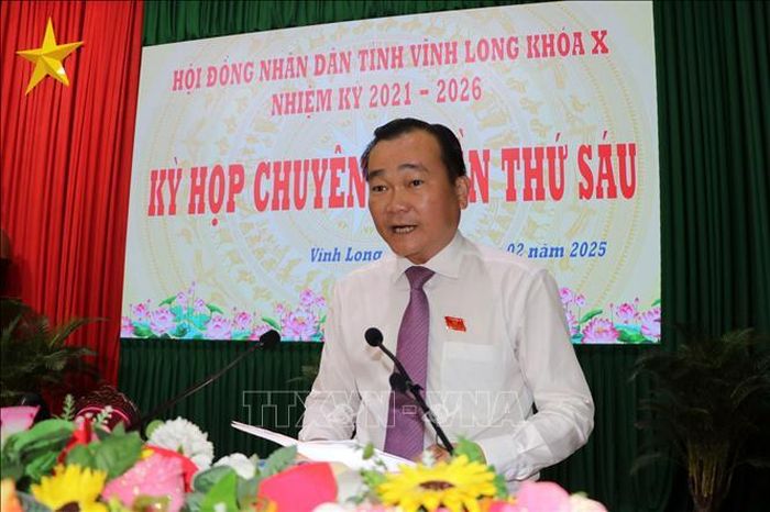 Phó Chủ tịch Thường trực HĐND tỉnh Vĩnh Long Nguyễn Minh Dũng phát biểu tại kỳ họp. Ảnh: Phạm Minh Tuấn/TTXVN