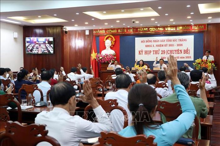 Các đại biểu biểu quyết thông qua một số nội dung tại kỳ họp. Ảnh: Trung Hiếu/TTXVN