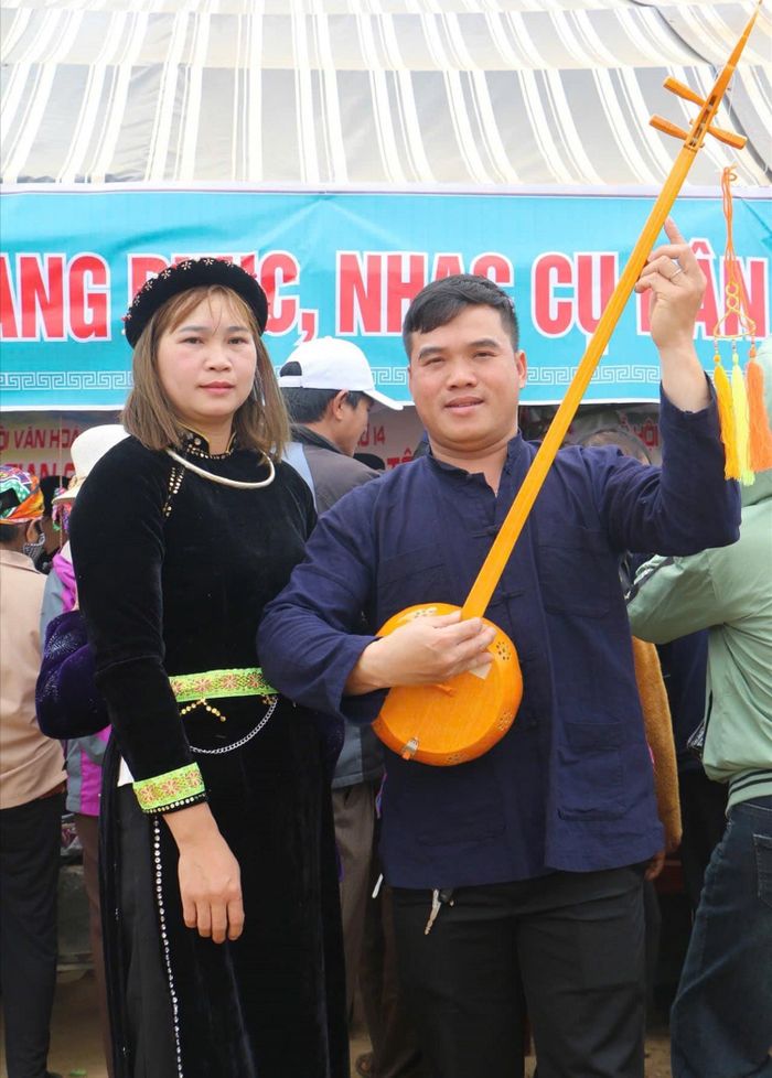 Những điệu then, đàn tính được thể hiện tại Chợ tình