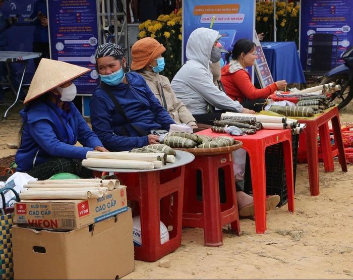 Nhiều món ẩm thực của đồng bào phía Bắc cũng được bày bán tại Chợ tình - Lễ hội văn hóa dân gian Việt Bắc tại Đắk Lắk