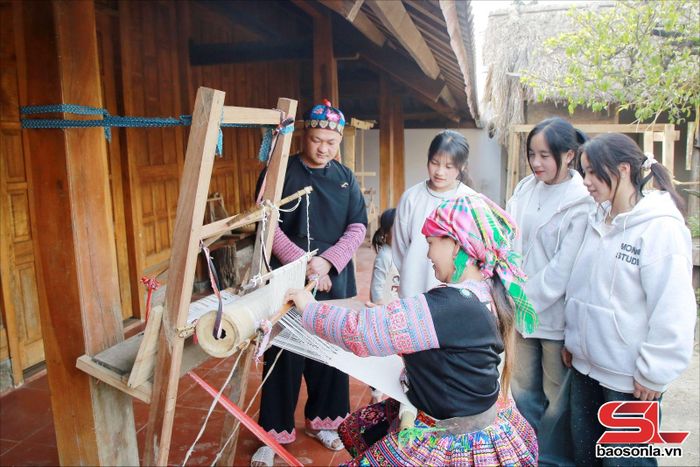 Du khách trải nghiệm văn hóa dân tộc Mông tại homestay của anh Vàng A Di, bản Tà Phềnh, xã Tân Yên.