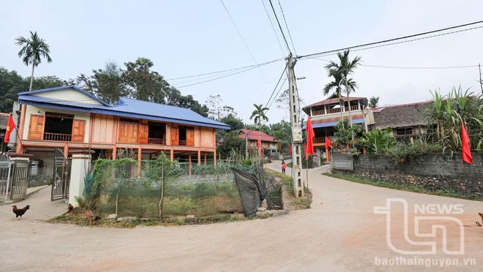 Từ nguồn vốn hỗ trợ của Nhà nước, nhân dân xóm Đồng Kệu, xã Phú Đình (Định Hóa) đã đối ứng, hiến đất, xây dựng 100% tuyến đường của xóm được bê tông hóa.