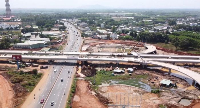 Nút giao T2 với nhiều tuyến giao thông không đồng mức, thi công trong tình trạng đặc biệt bởi vẫn phải bảo đảm lưu thông cho quốc lộ 51, tuyến đường huyết mạch nối các trung tâm công nghiệp Đông Nam Bộ với các cảng biển ở Bà Rịa - Vũng Tàu. Ảnh: Tuấn Anh