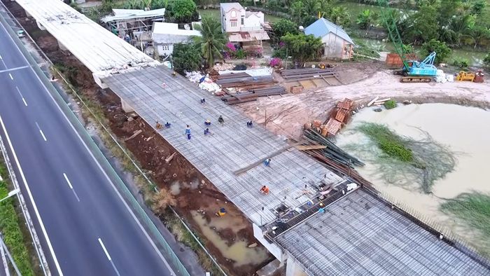 Phần cầu vượt nút giao phức hợp này đang được các đơn vị thi công phấn đấu hoàn thành vào tháng 10-2025. Ảnh: SK.Vàng Chanel.