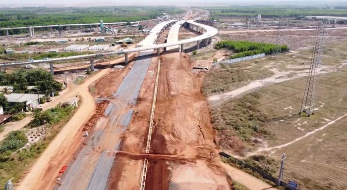 Phần nền đường của tuyến T2 đang được khẩn trương xây dựng. Ảnh: Tuấn Anh.