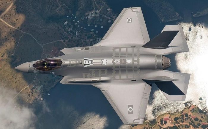 Một đặc điểm nổi bật của F-35I Adir là khả năng mở rộng phạm vi hoạt động. Israel đã nghiên cứu phát triển các thùng nhiên liệu ngoài và thùng nhiên liệu phù hợp có thể lắp vào máy bay.