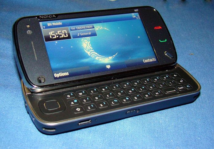  Nokia N97 từng được kỳ vọng là một trong những bước tiến quan trọng của Nokia. Tuy nhiên, với màn hình cảm ứng điện trở, hệ điều hành Symbian lỗi thời và hiệu năng không như mong đợi, N97 đã không thể cạnh tranh với iPhone và các thiết bị Android vào tời điểm đó. Ảnh: 3dh3m/Nokia. 