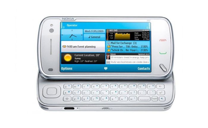  Ra mắt vào năm 2009, Nokia N97 từng là một "cơn địa chấn" trong ngành công nghiệp di động. Đây là nỗ lực tiên phong của Nokia nhằm tham gia vào thị trường smartphone đang nổi lên. Chiếc điện thoại trượt độc đáo này sở hữu màn hình cảm ứng, bàn phím QWERTY đầy đủ, bộ nhớ trong 32 GB và camera 5 MP. Ảnh: Nokia. 