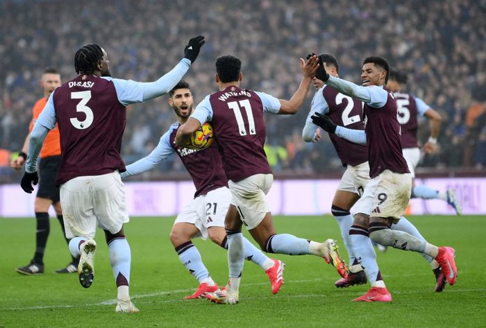  Ngay cả một đội bóng như Aston Villa giờ có thể quật ngã nhiều tên tuổi. 