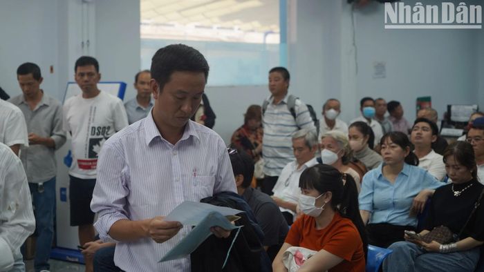 Ngày 18/2, ghi nhận của phóng viên Báo Nhân Dân tại Phòng Quản lý sát hạch và cấp giấy phép lái xe (đường Lý Chính Thắng, quận 3, Thành phố Hồ Chí Minh), từ sáng sớm rất đông người xếp hàng chờ lấy số thứ tự để làm hồ sơ đổi giấy phép lái xe.