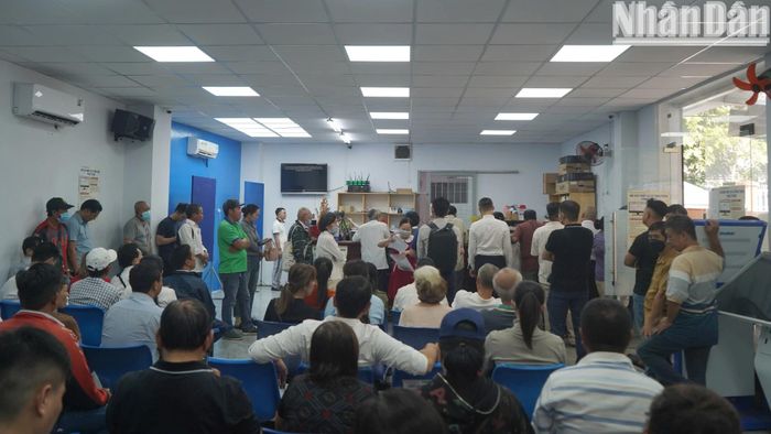 Tại bàn tiếp dân, nhân viên liên tục phát loa hướng dẫn thực hiện các thủ tục cần thiết.