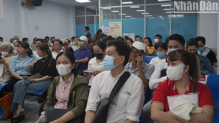 Cả trăm người có mặt từ sáng sớm xếp hàng chờ làm thủ tục cấp đổi Giấy phép lái xe.