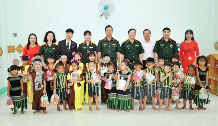 Đại tá Khuất Bá Cao, Bí thư Đảng ủy, Phó tư lệnh Binh đoàn 15 thăm và tặng quà các cháu mầm non dịp Tết Trung thu năm 2024 tại điểm trường của Đoàn Kinh tế - Quốc phòng 78.