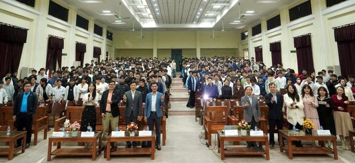  Học sinh Trường THPT Chuyên Khoa học Tự nhiên tham gia sự kiện “Blockchain &amp; AI: Làm chủ công nghệ - Làm chủ tương lai”. 