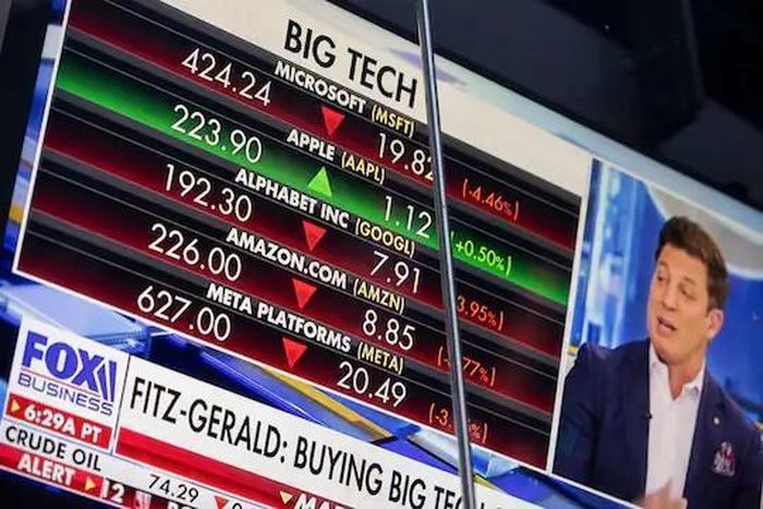 Thông tin các mã chứng khoán Microsoft, Apple, Alphabet, Amazon, Meta hiển thị trên bảng điện Nasdaq MarketSite tại New York ngày 27/1. Ảnh: Bloomberg