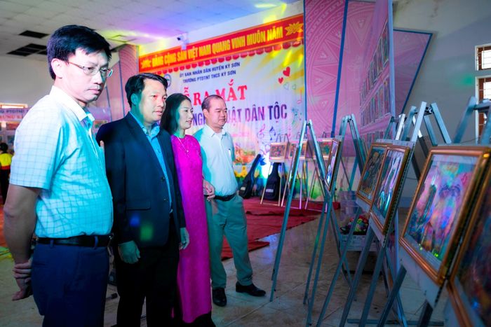 Thầy Hoàng Văn Sơn – Phó phòng Giáo dục huyện Kỳ Sơn (đứng thứ 2 từ trái sang) mong muốn mô hình Câu lạc bộ Nghệ thuật dân tộc sẽ được nhân rộng khắp các trường học trên địa bàn toàn huyện. Ảnh: Đức Anh